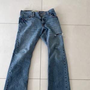 Hej! Säljer dessa Levis 527 med en fet wash.  W30 L30 