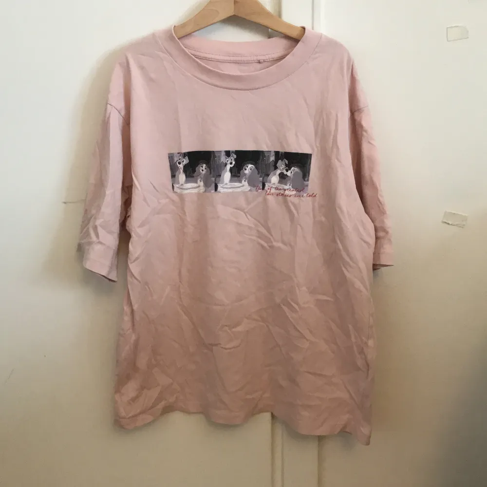 Säljer denna rosa tröja med tryck av lady & lufsen. Priset kan diskuteras. Kontakta vid frågor eller intresse.. T-shirts.