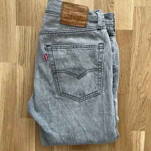 Levis byxor 502  - Snygga grå Levis jeans. Straightleg  Modell:502.  Storlek: W:31 L: 32.  Sparsamt använda. 
