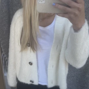 Fluffig vit kofta🤍 - Jättemysig fluffig vit kofta med knappar🤍 Har används fåtal gånger, är i väldigt bra skick! Skriv i DM för mer info om du är intresserad☺️