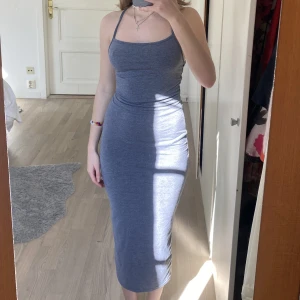 långklänning med korsrygg - långklänning med korsrygg. nypris 110 kr.