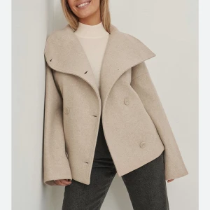 Nakd kappa💗 - Så fin och trendig vår kappa💗💗älskar men har andra jackor jag gillar mer💗köpt på plick för inte så längesen och den va knappt använd av henne💗en knapp är dock lite lös men det märks knappt och är lätt att sy fast lite hårdare om man vill💗köptes för 1000💗