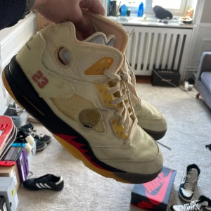 intresse koll på jordan 5 off white storlek 44 - og box og all