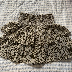 Volangkjol - Supersöt volangkjol köpt på kappahls barnavdelning men skulle säga att den passar en s/xs och är i toppskick