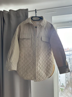 Vår jacka - Superfin jacka från HM, tyvärr lite liten på mig då den är i XS. Men passar perfekt nu till våren och den är aldrig använd. Kan gå ner i pris vid snabb affär!