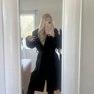 Svart kappa från Zara - Svart medellång kappa med knappar, skärp och luva. Kappan kommer inte till tillräckligt stor användning hos mig och är endast använd några enstaka gånger sen jag köpte den förra året! Hör av er om ni önskar mer inför eller fler bilder!🥰