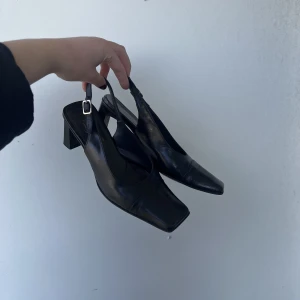 Vintage klackskor läder leather skinnskor heels högklackat klackar  - Vintage klackskor i fint skick säljes, äkta läder. Strl: 37, men passar även mig som brukar va strl: 37/38. Klackhöjd ca: 7.5cm.  