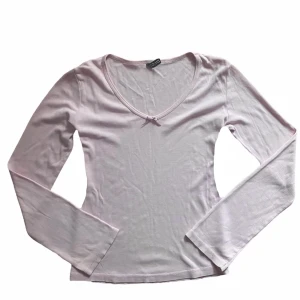y2k coquette bow långärmad - super sött långärmad från gammal h&m med rosett detalj. I puder rosa färg och lite vidare ärmar. M på lapp men passar mer en XS/S kanske liten M. Köparen står för frakt. 💓
