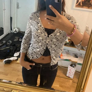 Jätte söt trekvarts kofta! - En jätte söt trekvarts kofta man kan ha över allt! Knappt använd och i fint skick. Okänt märke då den köptes för länge sedan men aldrig använts