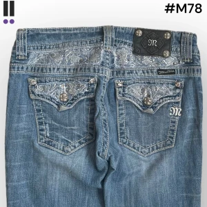 lågmidjade m78  bootcut missme jeans  - MissMe jeans i model Boot 💜 Tag 28W 💜Midja (rakt över) 37cm 💜 Innerben 82cm 💜 Ytterben 106cm 💜 Benöppning 21cm 💜 nedgångna, fläck på framsidan. 💜Våra mått blir W=29 och L=32 💜 Men jämför alltid måtten med dina bästa jeans💜M78