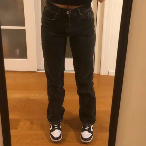 MID WAIST STRAIGHT - Säljer dessa skit snygga mid waist straight jeans från zara då dom inte kommer till användning längre.✨ Dem är i storlek 36 passar perfekt på mig som är 1,63cm.  Köpta för ca 499kr säljer för 200kr frakten ingår i priset 