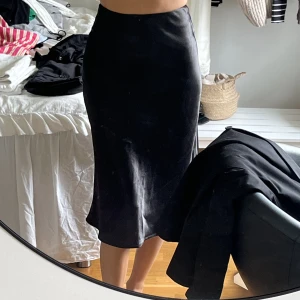 satinkjol  - snygg satinkjol från shein, bra material🤍🤍aldrig använd