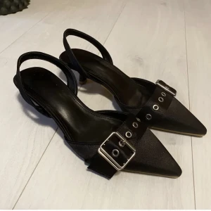 Kitten heels  - Såå fina skor i väldigt fint skick! Köpta på plick men tyvärr lite stora för mig 🥲 