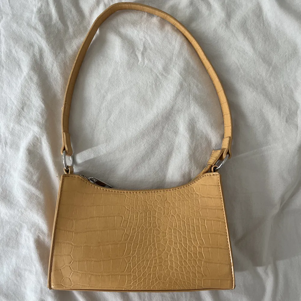 Very cute shoulder bag from Pieces. The color is mustard/ very light brown, perfect to add a pop of colour to neutral outfits. Worn once, very good conditions. Contact if you have any questions . Väskor.