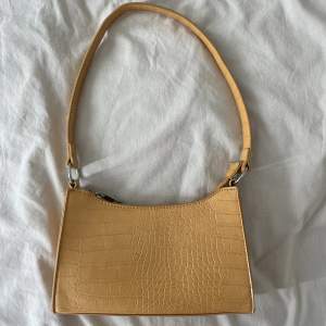 Very cute shoulder bag from Pieces. The color is mustard/ very light brown, perfect to add a pop of colour to neutral outfits. Worn once, very good conditions. Contact if you have any questions 