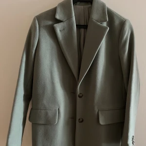 Kappa/blazer - Ljusgrön kappa/blazer i 78% ull. Storlek 34 passar 36. Från Other stories. 