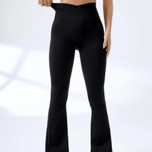 Bootcut tights  - Säljer dessa svarta bootcut tights (yogapants) då de är för korta för mig (är 175). De är gjorda i ett tunt träningsmaterial och fungerar både till vardags eller träning/yoga🧘🏼‍♀️💕 Köparen står för frakten. 