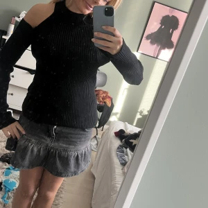 Tröja med vit outs  - Så snygg stickad tröja med cut outs!💞