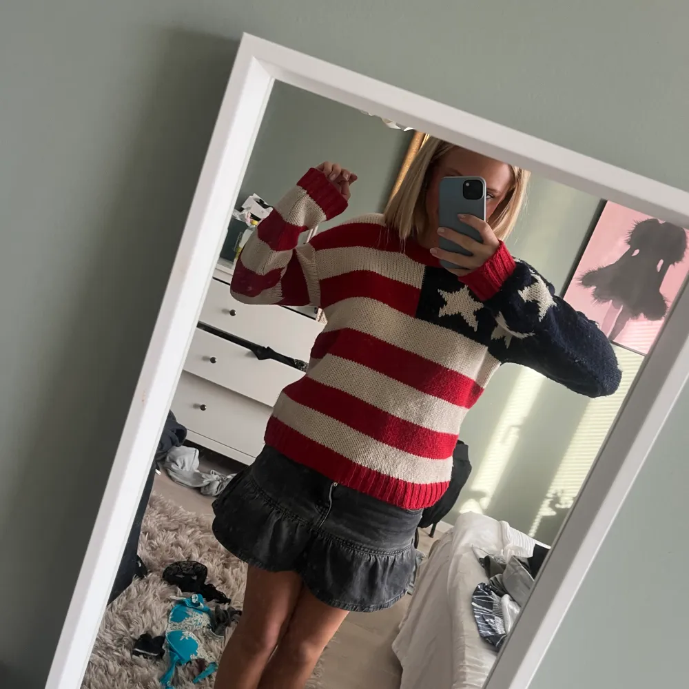 Så snygg stickad tröja med Amerikas flagga på!💞. Neuleet.