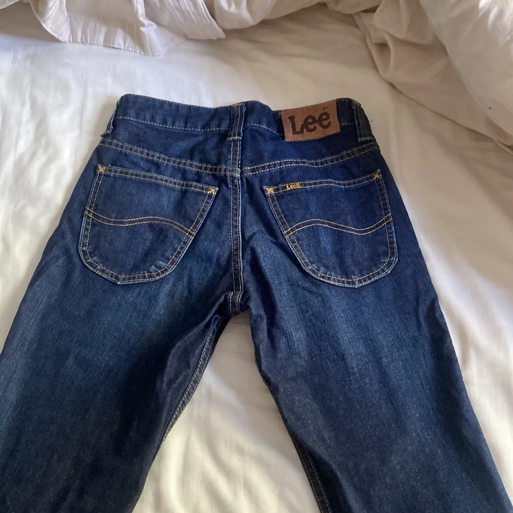 Snygga midwaist bootcut jeans som sitter snyggt och knappt använda, plagget passar mig i längd men har blivit försmå i midjan/lår och jag är 172cm och brukar ha S/M, kom med förslag på pris. Jeans & Byxor.