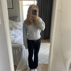 Stickad tröja från &Other Stories  - Säljer min ljusblåa stickade tröja i storlek xs från &otherstories pga av att den inte kommer till användning🩵 Den är endast använd ett fåtal gånger och är i fint skick!! 