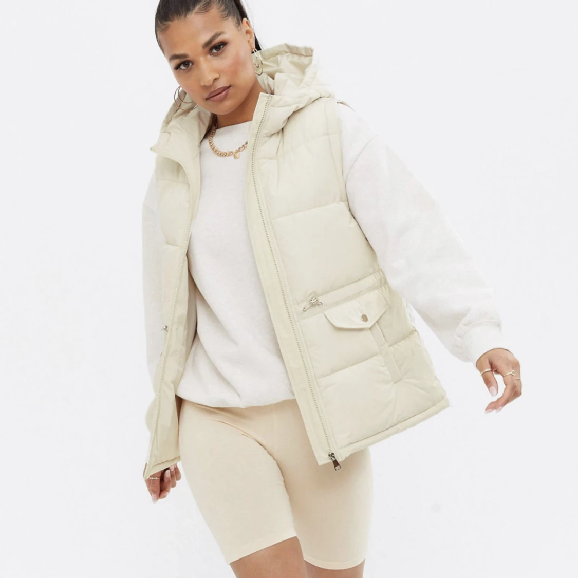 Ljusbeige väst med huva