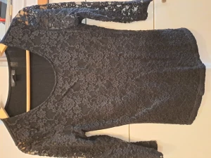 Snygg höst topp i spetsmaterial med 3/4 ärm - Är en Svart spelstopp med 3/4ärm. Kanske ser lite grå ut i ljuset på fotot. Är storlek 38.Men tänk på att den är köpt på New yorker&deras storlekar är lite mindre.Endast använd 1 gång.Finns inga fel Eller fläckar på. Jag tar swish.