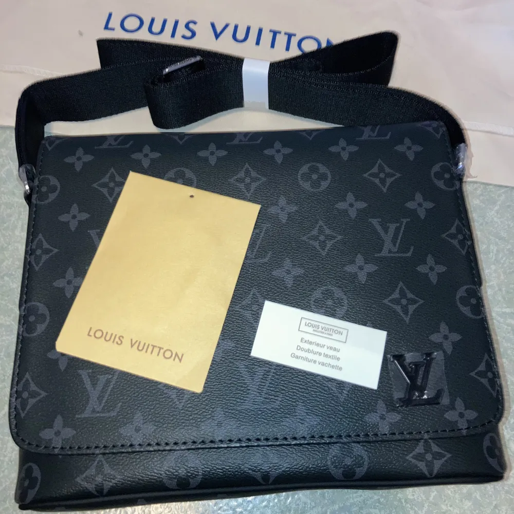 Svart axelremsväska från Louis Vuitton!💼 Otroligt stilren väska som får plats med riktigt mycket prylar i. Passar till nästintill alla outfits! För mer info plus och fler bilder är det bara att hojta!. Väskor.