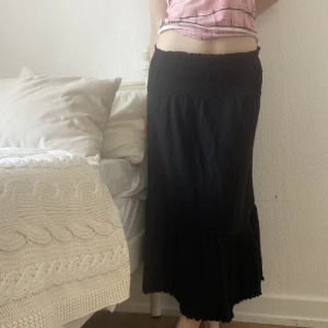 Kjol - Säljer min kjol ifrån hm! Frakt står köparen för <33 stl m, men skulle säga att den passar mellan s-m