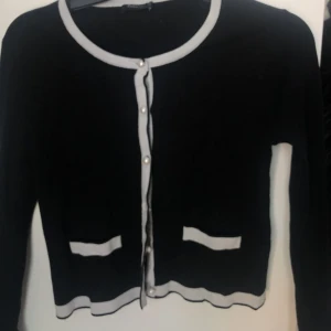 Zara kofta  - Säljer den här koftan ifrån Zara. En Chanelinspererad kofta. Med slits på armarna och. I bra skick men den har tecken på användning. Köpt för 599 kr. 