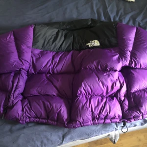 Nortface Jacka - En lila northface pufferjacket i storlek L. Perfekt för höst och vintern.