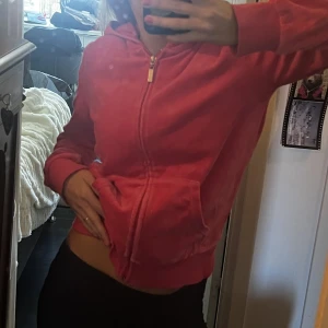 Zip hoddie  - Rosa zip hoddie ifrån cubus som inte går att få tag i längre🩷🩷 storlek 158-164 men är som en xs skulle jag säga💋 Lite yk2 stil och den är i valour material🎀⚡️