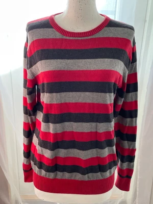 Tjocktröja - Köpt second hand. Knappt använd. Oklart märke men syns på bilden. 