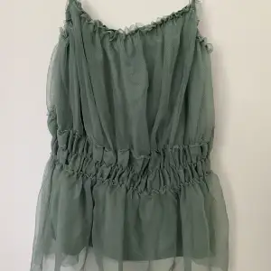Säljer detta snygga gröna linne! Unikt linne vilket gör den snyggare 💚 Köpt från H&M men finns inte kvar! Storlek M, passar S också! 