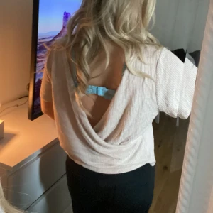 Topp med öppen rygg - Jätte skön topp från HM i storlek L men passar mig som är en S. Fin i ryggen