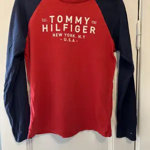 Långärmad tröja av märket Tommy Hilfiger i bra skick