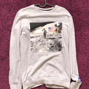 Grå sweater - Grå sweater med nasa tryck ❤️‍🔥svincool, skön och ganska stor i storleken pga från herravdelningen ❤️‍🔥text på armen ❤️FRI FRAKT pris diskuterbart 