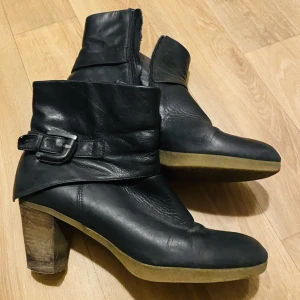 Stövletter i skinn - Sköna stövlar i svart skinn och rågummi sula. 