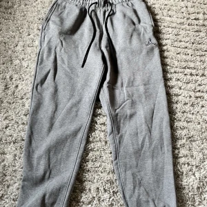 Jordan mjuksbyxor - Jordan mjuksbyxor använda ett par gånger inga fel på dem 