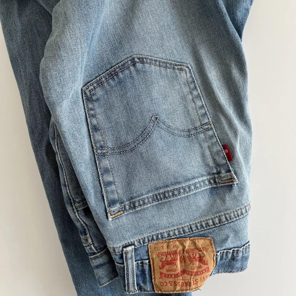 Säljer dessa lågmidjade levis jeans då jag rensar kläder och dessa inte kommer till användning💗 Skitnajjs ljus färg och bra kvalite!! . Jeans & Byxor.