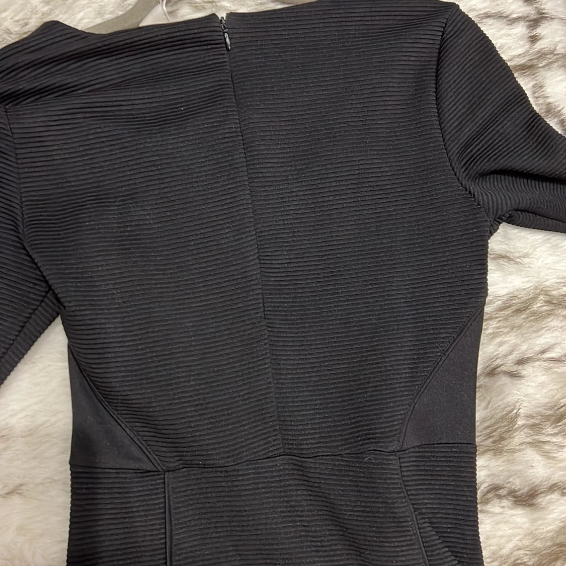 Svart klänning med ärmar - 91