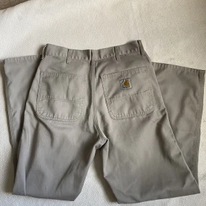 Carharrt byxor - bra skick, använda men inte defekta. baggy. mått: 39cmx79cm