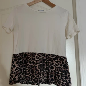 T-shirt med volang  - Vit T-shirt från zara med volang ner till. 