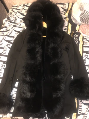 Pälsjacka - Lite suddigt men Har använt den ett fåtal gånger gillar inte den längreee