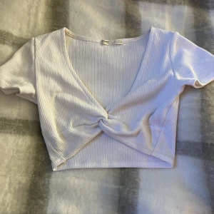 Topp från pull and bear  - Gullig topp från pull and bear, använd fåtal gånger och är i jätte bra skick! 