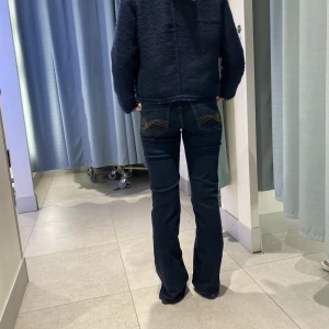 Lågmidjade jeans - Säljer dessa heelt slutsålda lågmidjade jeans från hm!! Hur snygga som helst😻😻❤️‍🔥 Helt nya med prislappen kvar!