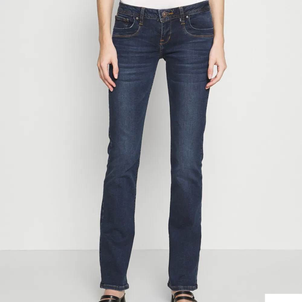 Superfina jeans, nästan aldrig använda pga fel stl! Nypris: 829. Jeans & Byxor.