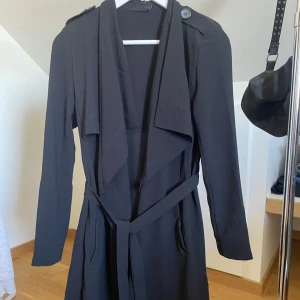 Lång kappa  - Lång kappa från object, helt oanvänd prislapp sitter kvar. Axlarna är lite vadderade. Storlek xs, 200kr + frakt💕