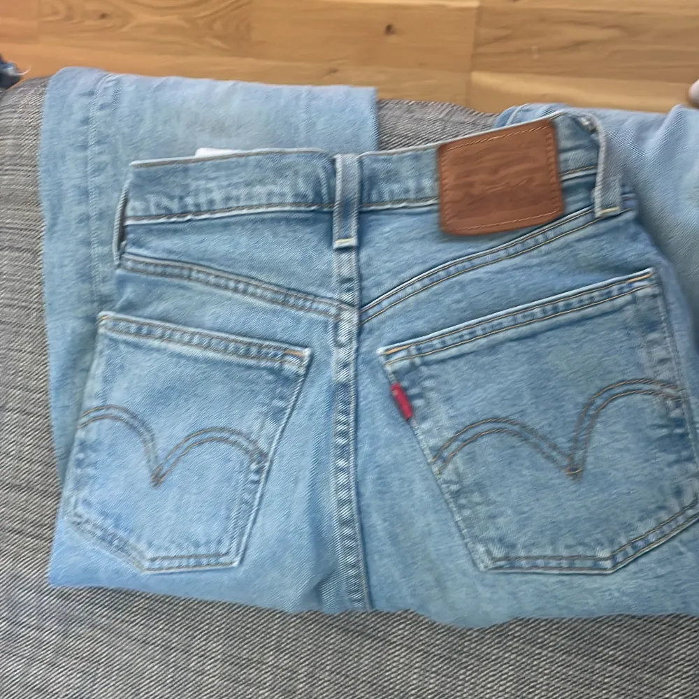 Säljer nu dessa Levis jeans då dem inte kommer till användning❤️Super fina🤩priset är diskuterbart vid snabb affär❤️ köparen står för frakten. Jeans & Byxor.