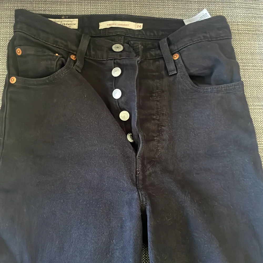 Ur snygga jeans ifrån Levis❤️ Lika dana som de ljusblå❤️köpare står för frakt och priset är diskuterbart❤️. Jeans & Byxor.